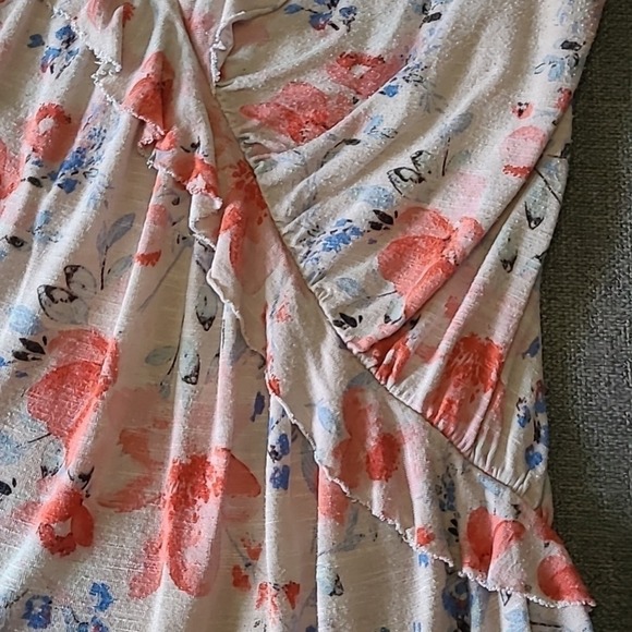 Candies‎ short sleeve flower pattern shirt. Size small - Picture 2 of 4